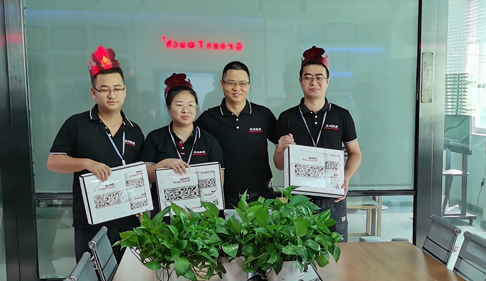 Festa di compleanno per un dipendente dell'azienda