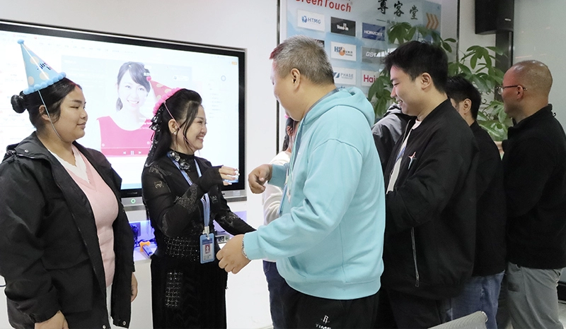 Passeggiate calde insieme e festeggiamenti di compleanno insieme