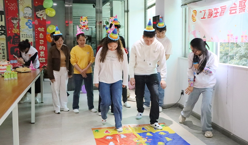 Festa di compleanno per i dipendenti di GreenTouch nel primo trimestre.