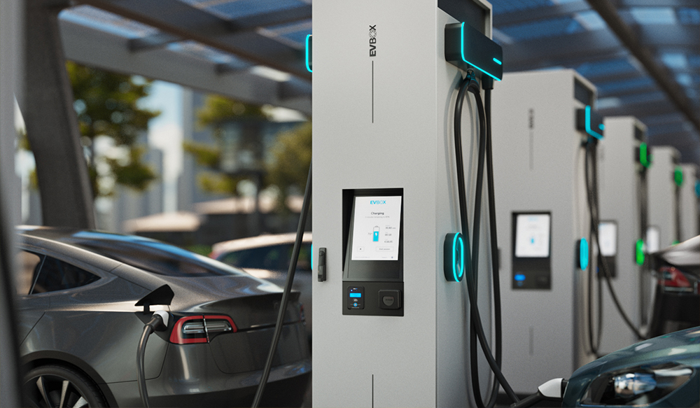 Che tipo di schermi hanno le colonnine di ricarica per auto elettriche?