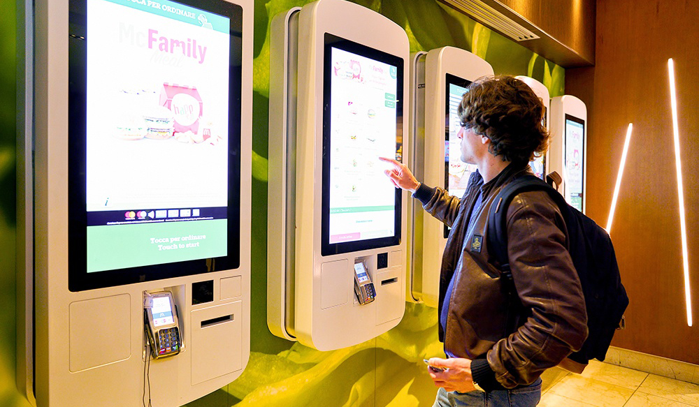 DivDat aggiunge distributori di abbonamenti per autobus ai chioschi di pagamento self-service.