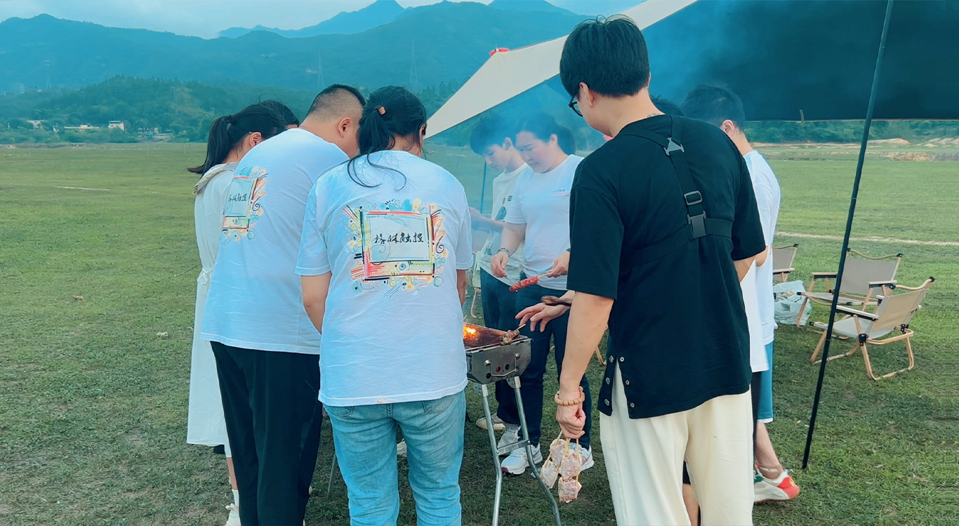 Attivit&agrave; di team building aziendale GreenTouch 2024: barbecue e fuochi d'artificio.
